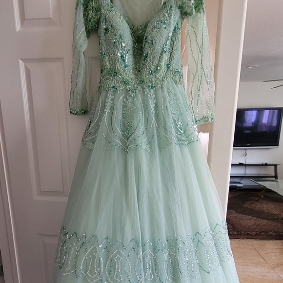 Luxurious long sleeve ballgown - Picture 13 of 16